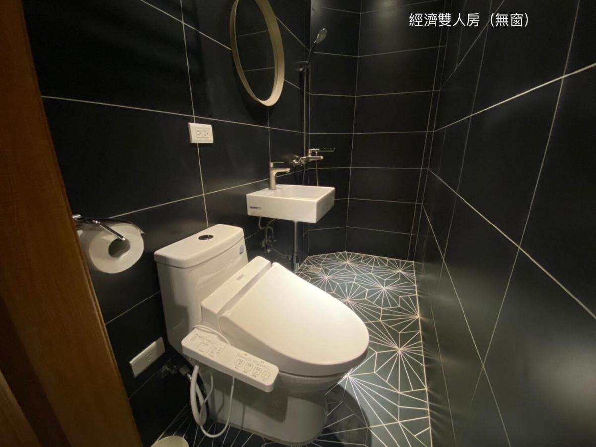 良文旅2館ryou Hotel Vintage - II Tainan Bagian luar foto
