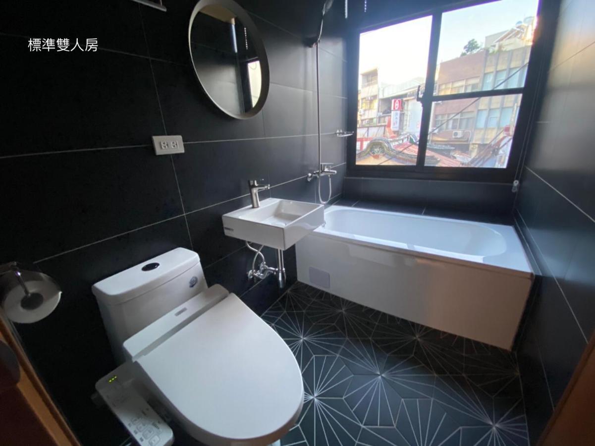 良文旅2館ryou Hotel Vintage - II Tainan Bagian luar foto