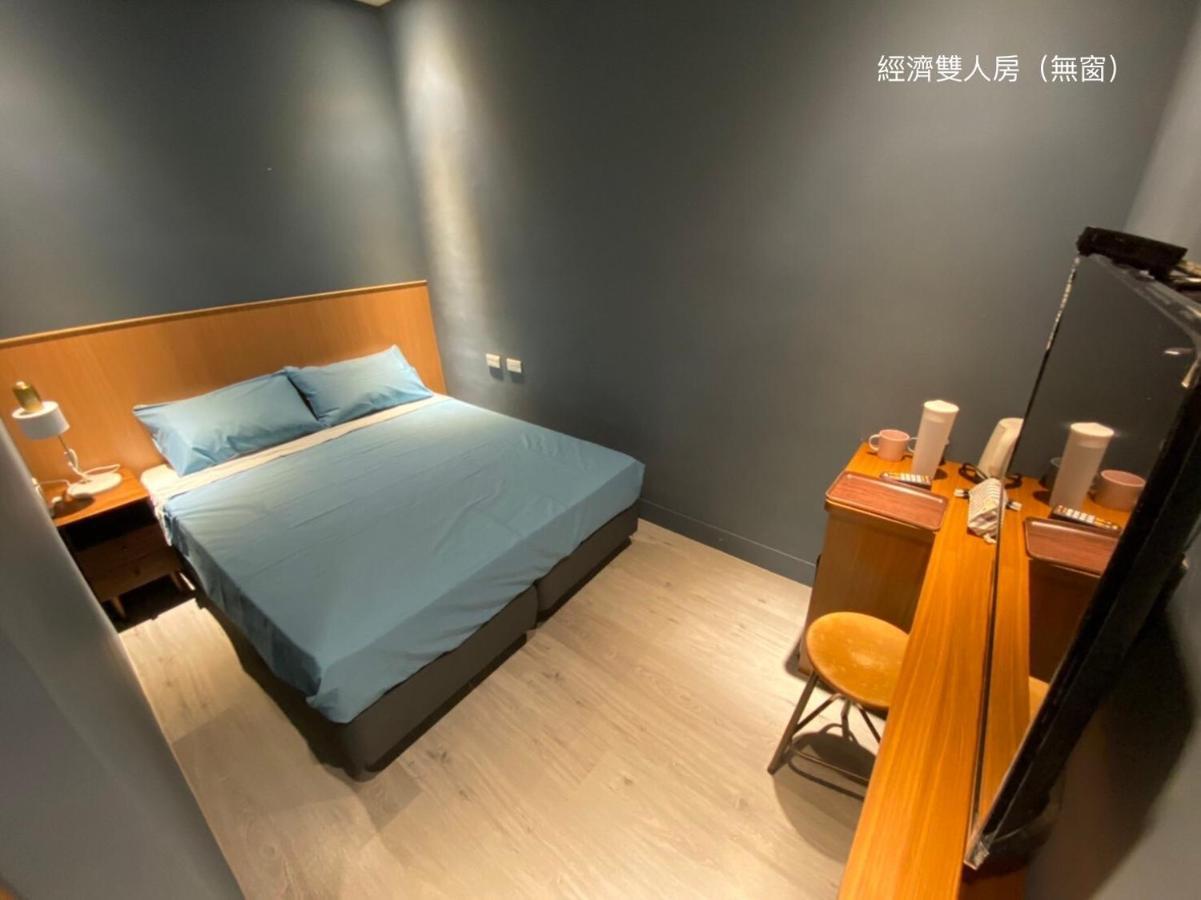 良文旅2館ryou Hotel Vintage - II Tainan Bagian luar foto