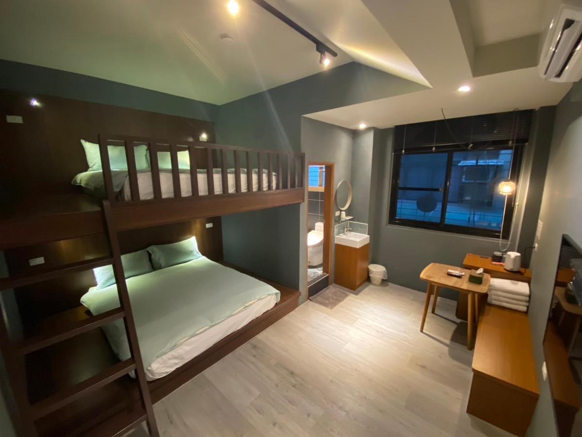 良文旅2館ryou Hotel Vintage - II Tainan Bagian luar foto