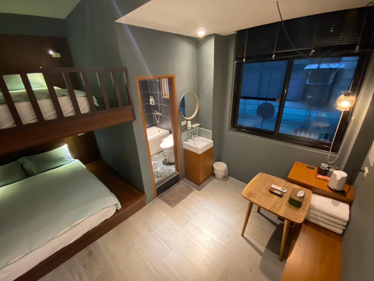 良文旅2館ryou Hotel Vintage - II Tainan Bagian luar foto