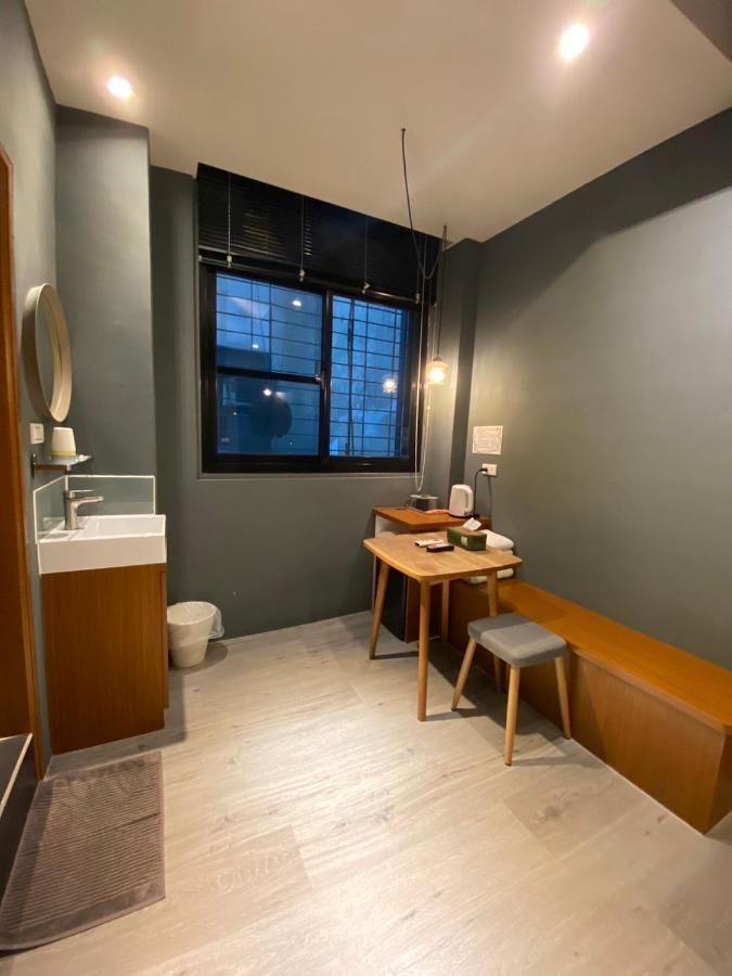 良文旅2館ryou Hotel Vintage - II Tainan Bagian luar foto
