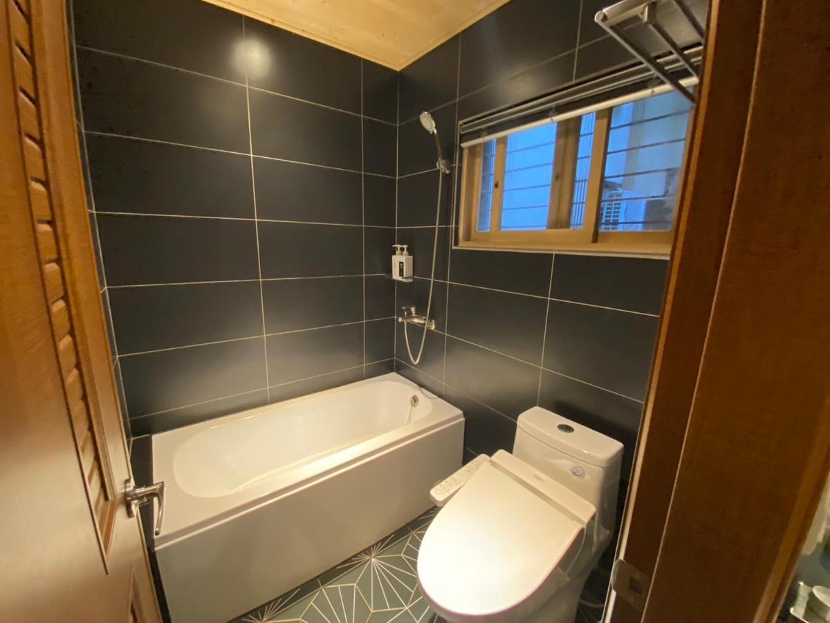 良文旅2館ryou Hotel Vintage - II Tainan Bagian luar foto