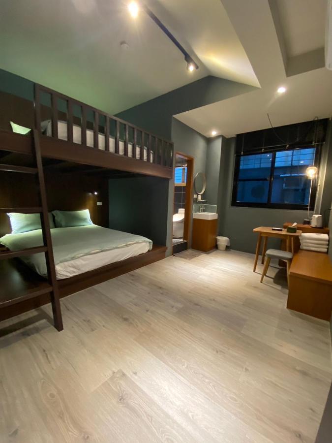 良文旅2館ryou Hotel Vintage - II Tainan Bagian luar foto