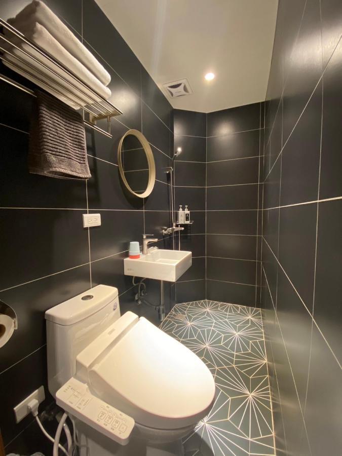 良文旅2館ryou Hotel Vintage - II Tainan Bagian luar foto